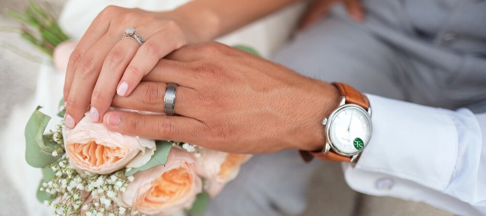 bride groom flowers rings