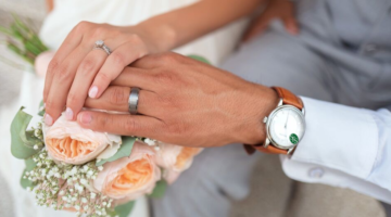 bride groom flowers rings