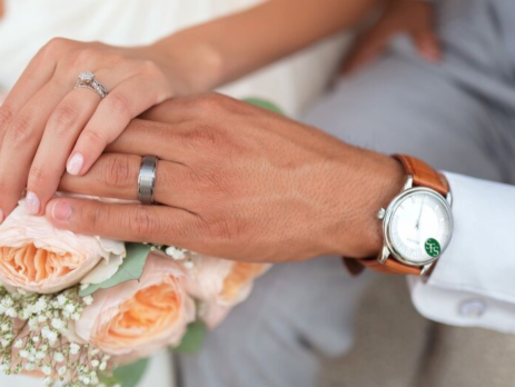 bride groom flowers rings